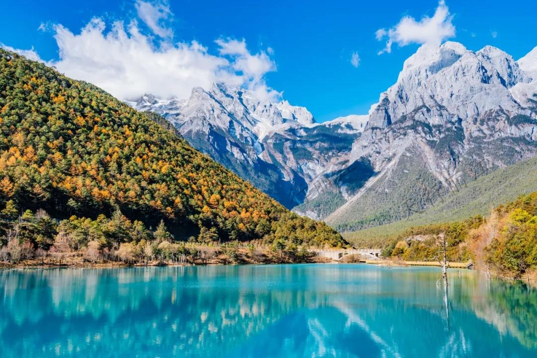 玉龍雪山的夏天繽紛多彩，玩一次“夏天的雪”最美的風(fēng)景與你不期而遇。