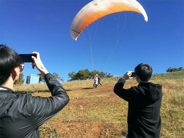 麗江旅游攻略小編帶您了解麗江戶外運動：麗江滑翔傘，是麗江曼沙卡丁車俱樂部推出的小眾刺激的團建項目之一